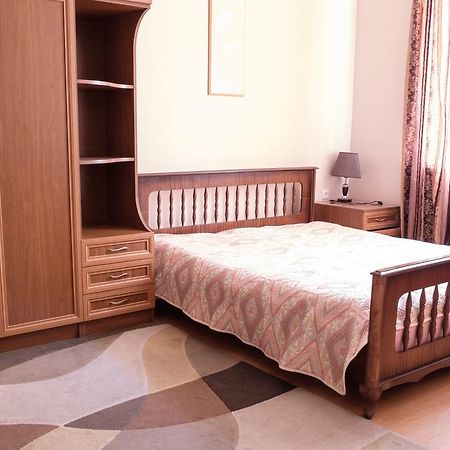 Apartment On Hanrapetutyan Street Yerevan Exterior photo